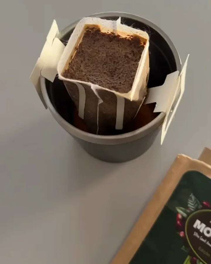 Drip coffee com etiqueta da Motomco servido na xícara