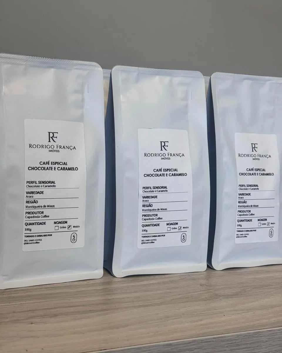 Pacotes de 100 g com etiqueta da Rodrigo França Imóveis