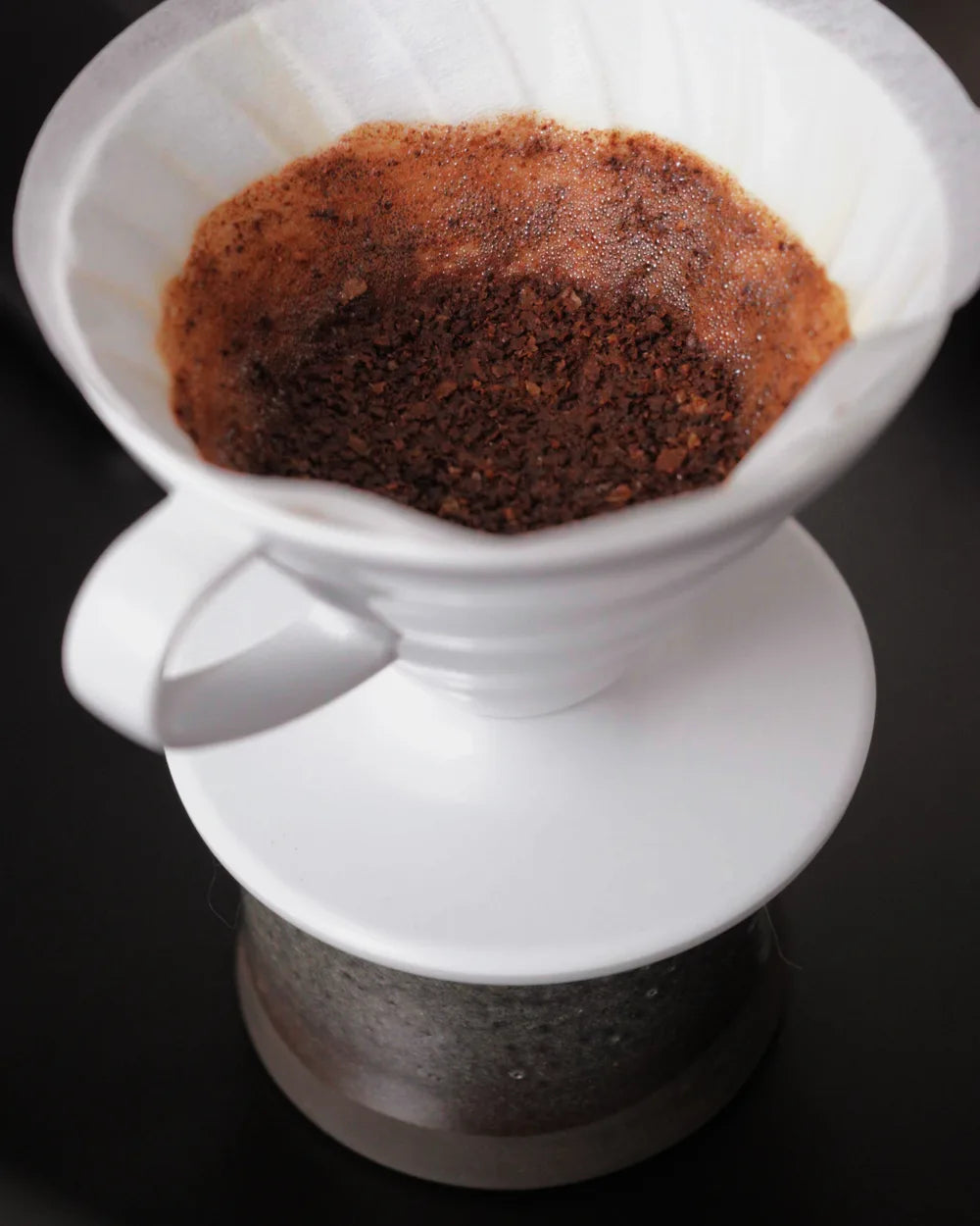 Café sendo coado em casa com equipamento simples